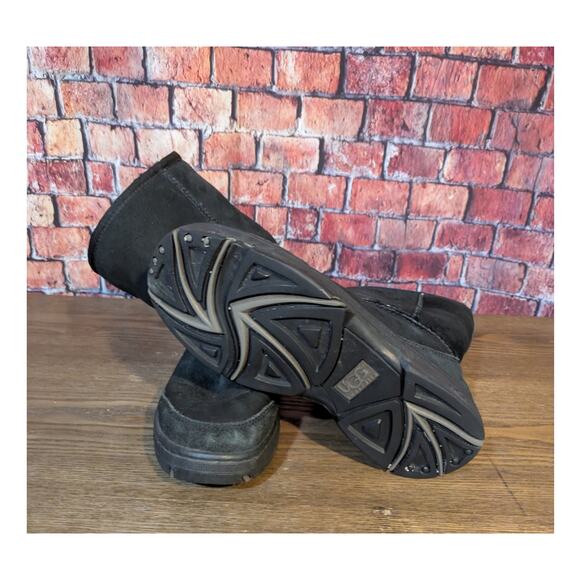 UGG Women's Classic Black Short Mid-Calf Snow Boot Black Size 7 - Picture 4 of 6